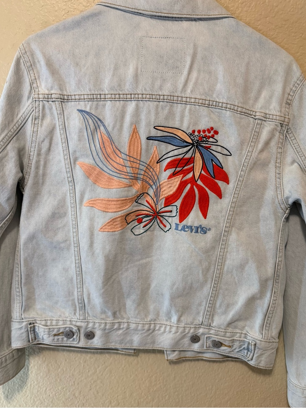 Levi's Light Blue Denim Trucker Jacket - Picture 4 of 7